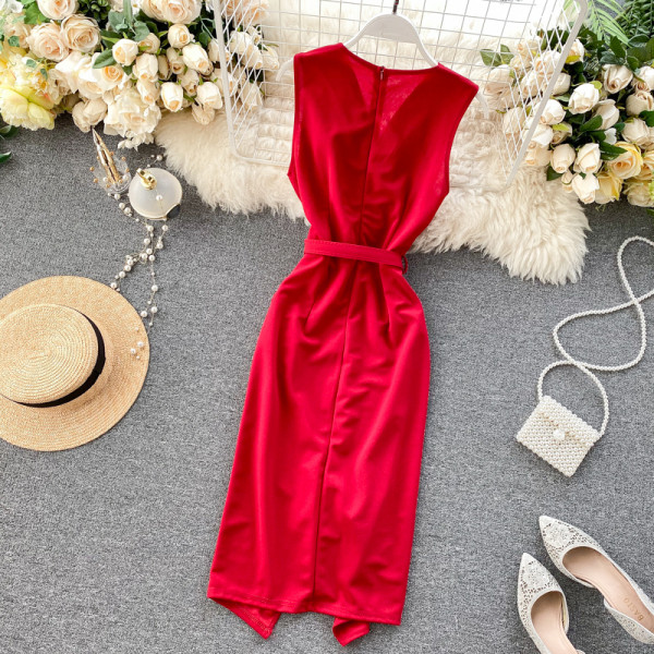 Aktuális női ruha övvel és V-nyakkal