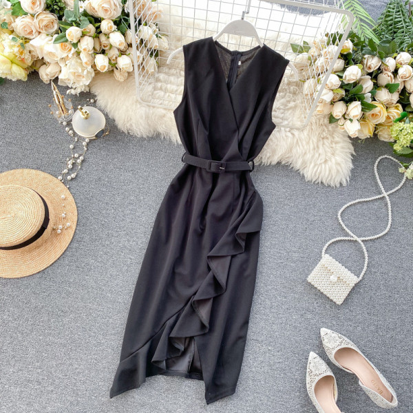 Aktuális női ruha övvel és V-nyakkal