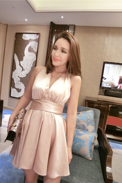 Rövid szabású ruha V-nyakkal és csupasz háttal