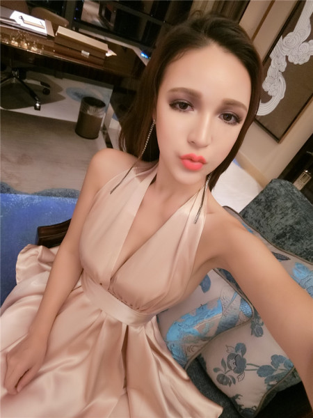 Rövid szabású ruha V-nyakkal és csupasz háttal