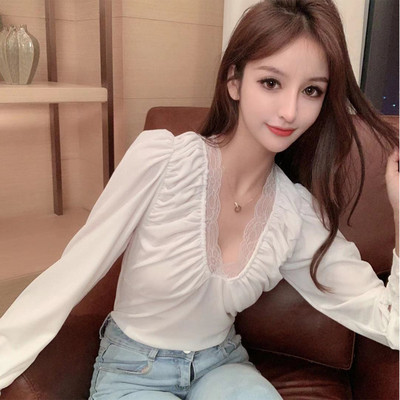 Elegáns női bársony blúz spitz nyakkivágással és csipkével