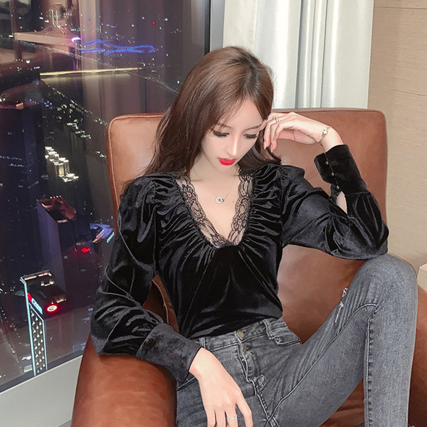 Elegáns női bársony blúz spitz nyakkivágással és csipkével