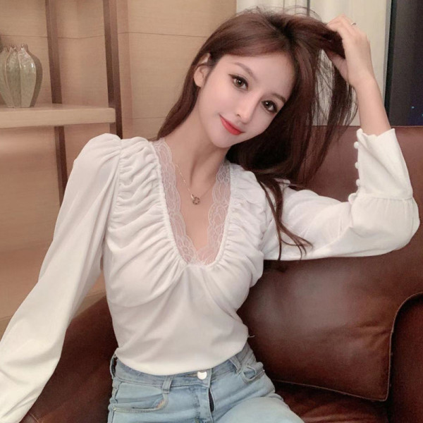 Elegáns női bársony blúz spitz nyakkivágással és csipkével