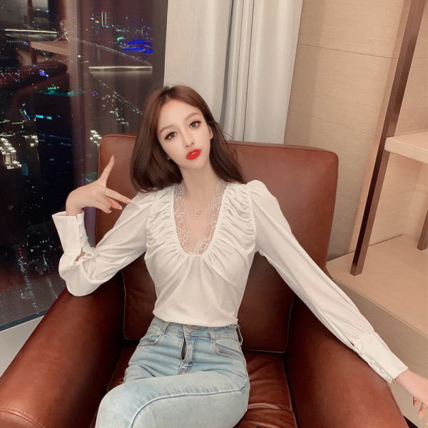 Elegáns női bársony blúz spitz nyakkivágással és csipkével