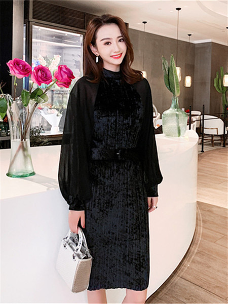 Modern fekete bársonyruha széles tüll ujjakkal