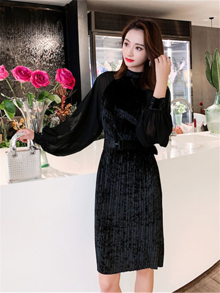 Modern fekete bársonyruha széles tüll ujjakkal