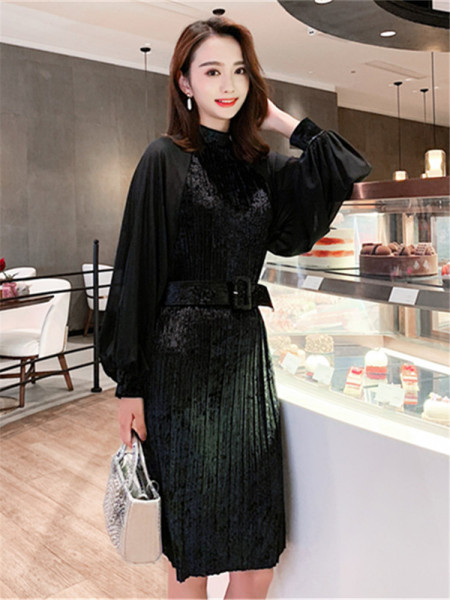 Modern fekete bársonyruha széles tüll ujjakkal