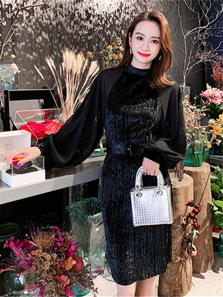 Modern fekete bársonyruha széles tüll ujjakkal