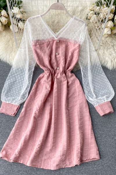 Női rövid ruha gombokkal és V-nyakkal