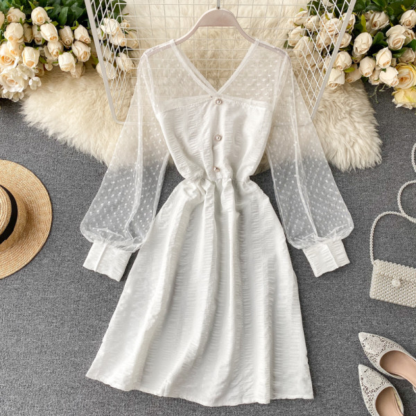 Női rövid ruha gombokkal és V-nyakkal