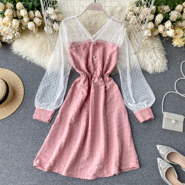 Női rövid ruha gombokkal és V-nyakkal