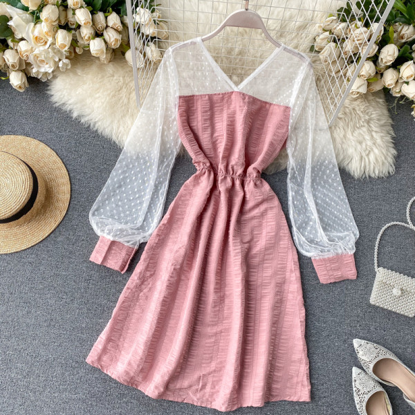 Női rövid ruha gombokkal és V-nyakkal