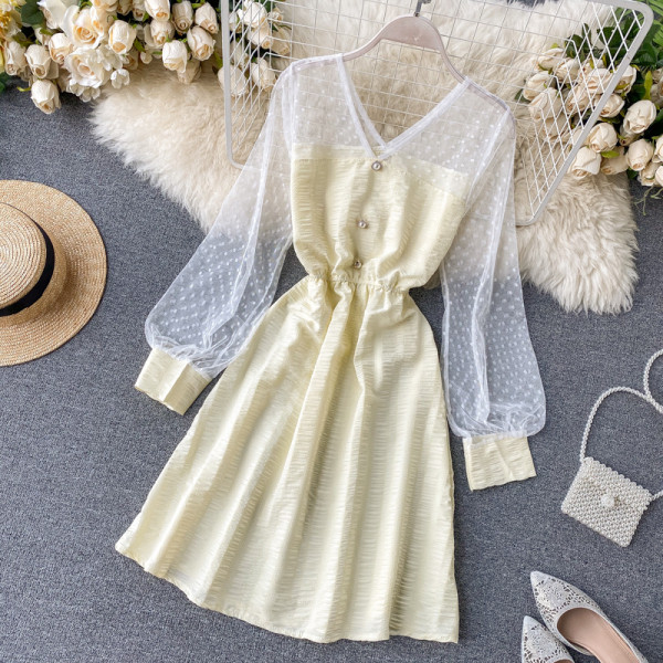 Női rövid ruha gombokkal és V-nyakkal