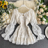 Rövid női ruha hosszú ujjal és csipkével