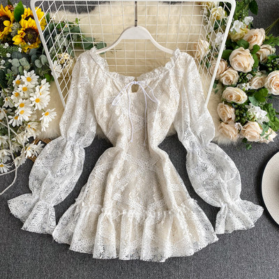 Rövid női ruha hosszú ujjal és csipkével