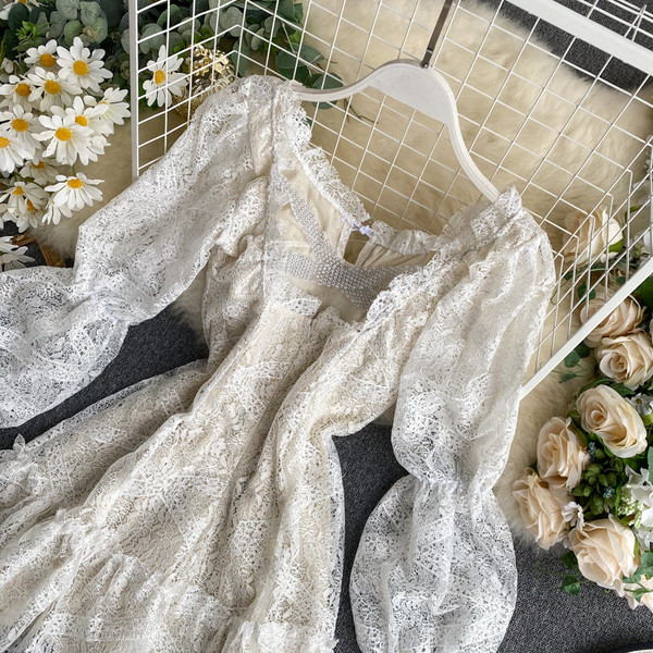 Rövid női ruha hosszú ujjal és csipkével