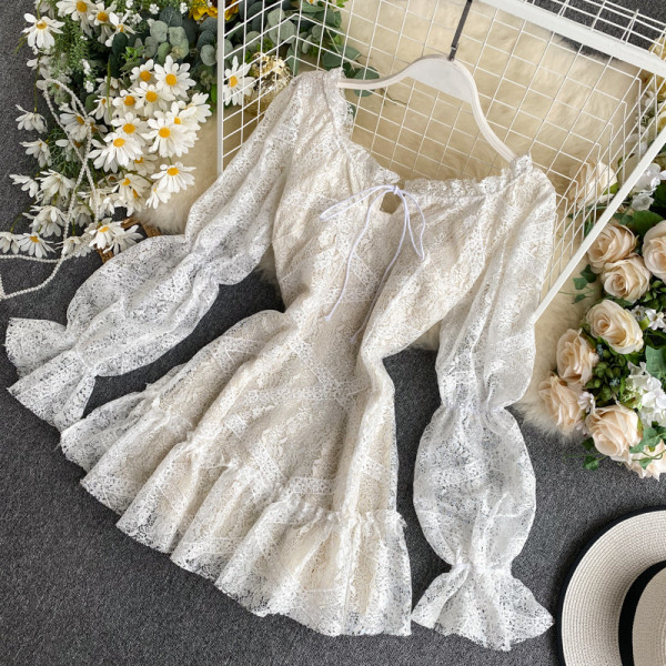 Rövid női ruha hosszú ujjal és csipkével