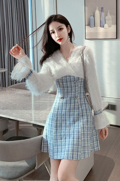 Stiilne naiste ruuduline kleit koheva ülaosa ja V-kaelusega