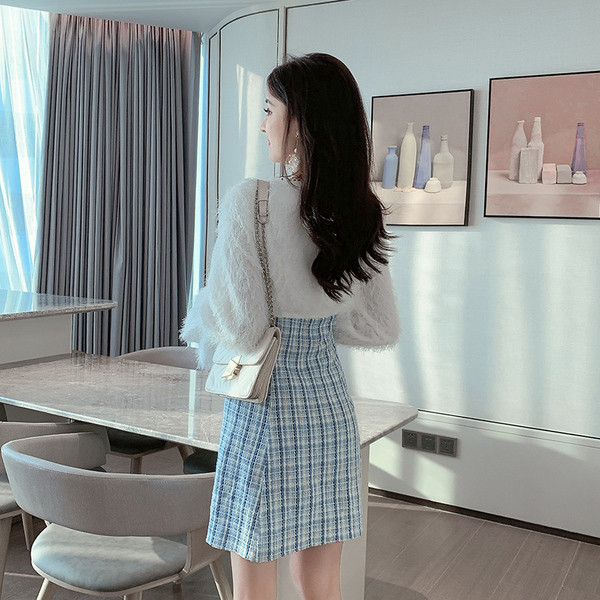 Stiilne naiste ruuduline kleit koheva ülaosa ja V-kaelusega