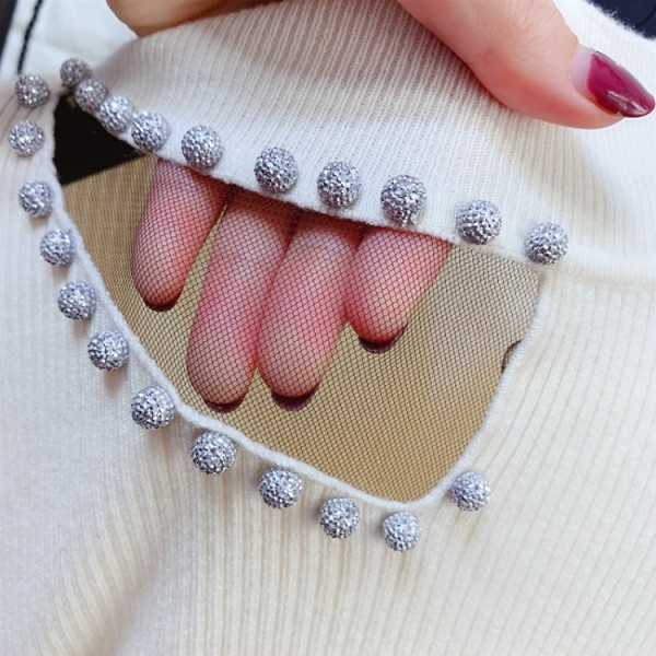 Κομψό γυναικείο πουλόβερ με πλέγμα και διακόσμηση πέρλες  στη λαιμόκοψη