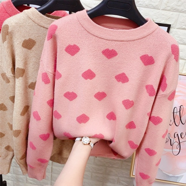 Aktuális női pulóver ovális nyakkivágással és színes szívecskés mintával