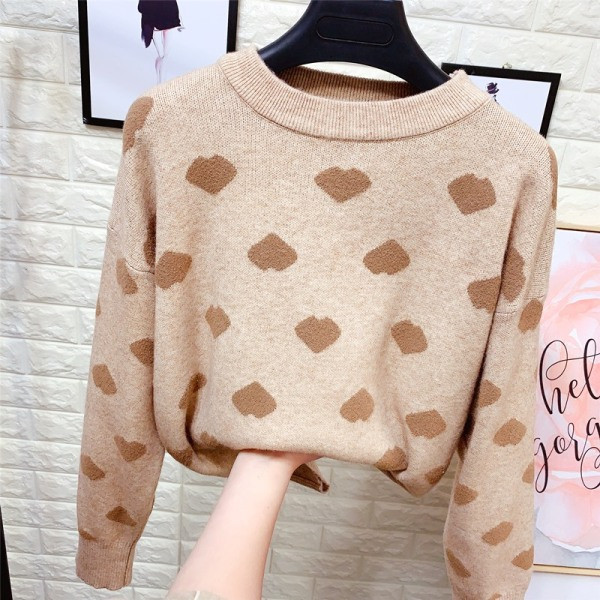 Aktuális női pulóver ovális nyakkivágással és színes szívecskés mintával