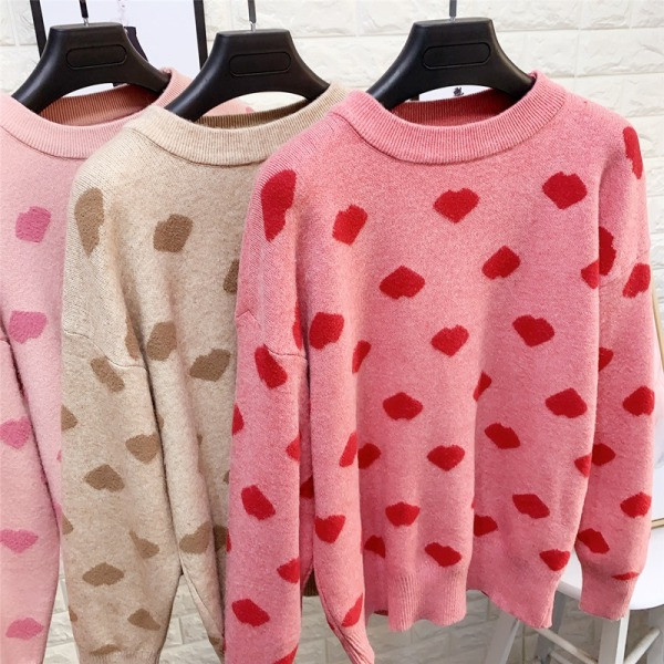Aktuális női pulóver ovális nyakkivágással és színes szívecskés mintával