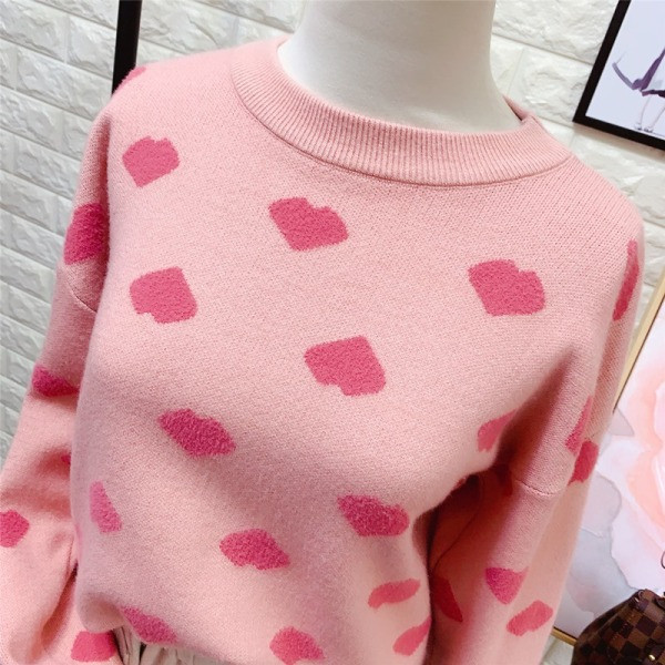 Aktuális női pulóver ovális nyakkivágással és színes szívecskés mintával