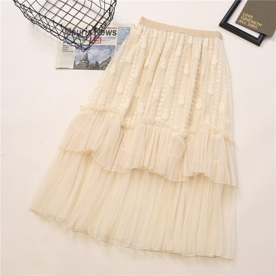 Moodne naiste seelik pitsi ja kõrge vöökohaga