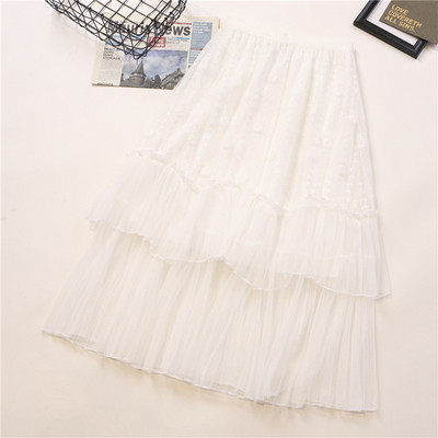 Moodne naiste seelik pitsi ja kõrge vöökohaga