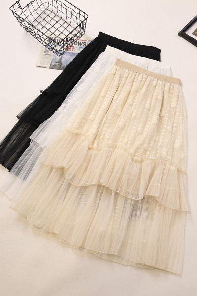 Moodne naiste seelik pitsi ja kõrge vöökohaga