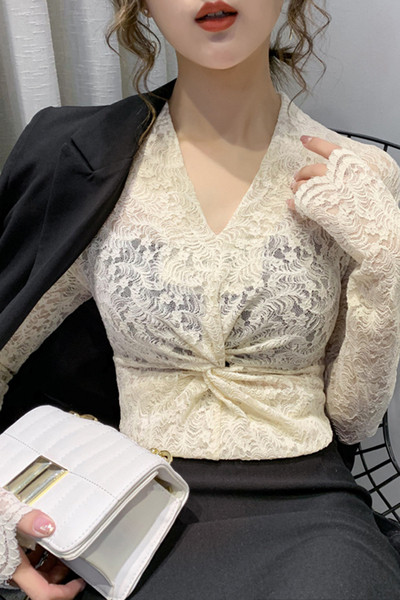 Női testhezálló csipkeblúz spitz nyakkivágással