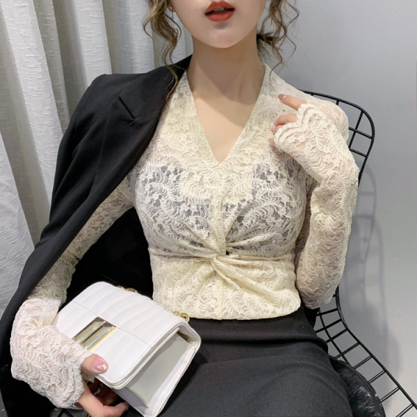 Női testhezálló csipkeblúz spitz nyakkivágással