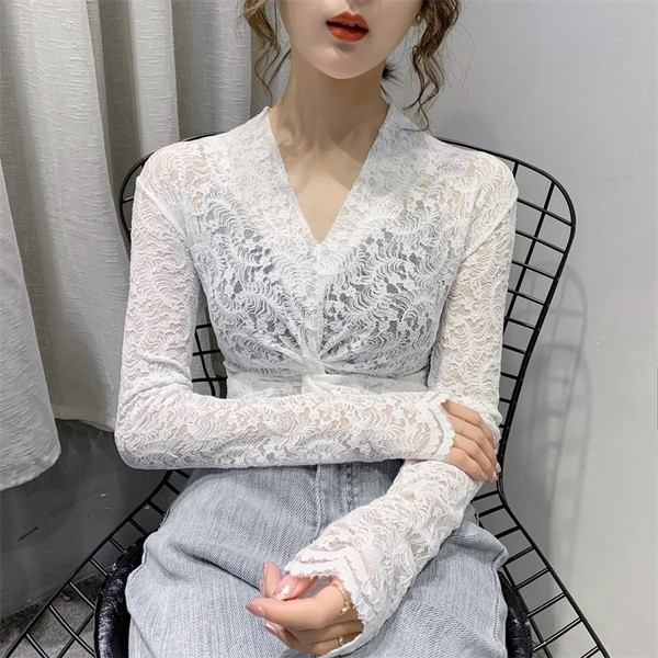 Női testhezálló csipkeblúz spitz nyakkivágással