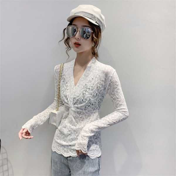 Női testhezálló csipkeblúz spitz nyakkivágással