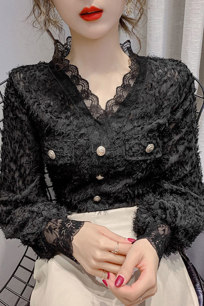 Elegáns női csipke ing gombokkal és puffos ujjakkal