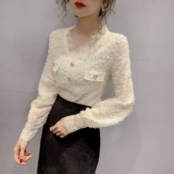 Elegáns női csipke ing gombokkal és puffos ujjakkal