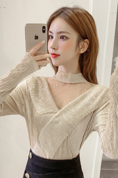 Modern női blúz félmagas gallérral és tüllvel