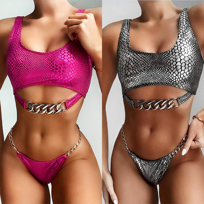 Costum de baie actual din două piese cu top bustier și lanțuri metalice