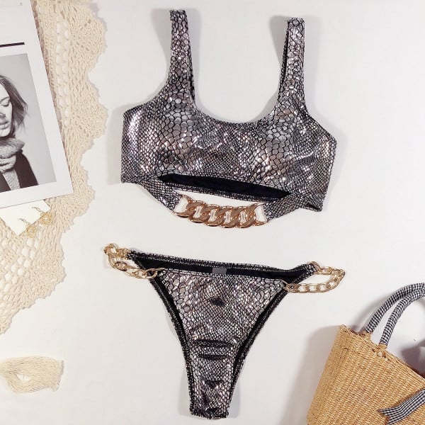 Jelenlegi kétrészes fürdőruha mellesebb felsővel és fémláncokkal