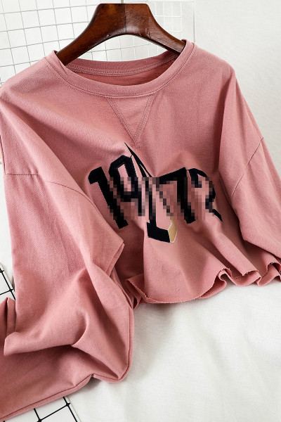 Καθημερινή γυναικεία μπλούζα με οβάλ λαιμόκοψη και επιγραφή