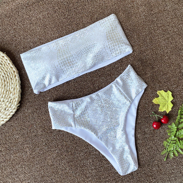 Moderan dvodijelni kupaći kostim s gornjim dijelom u obliku trake i zmijskim uzorkom