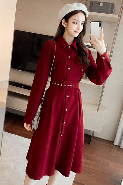 Vintage női ruha gombokkal, övvel és klasszikus gallérral