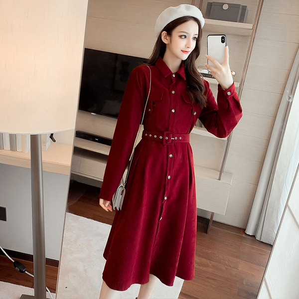 Vintage női ruha gombokkal, övvel és klasszikus gallérral