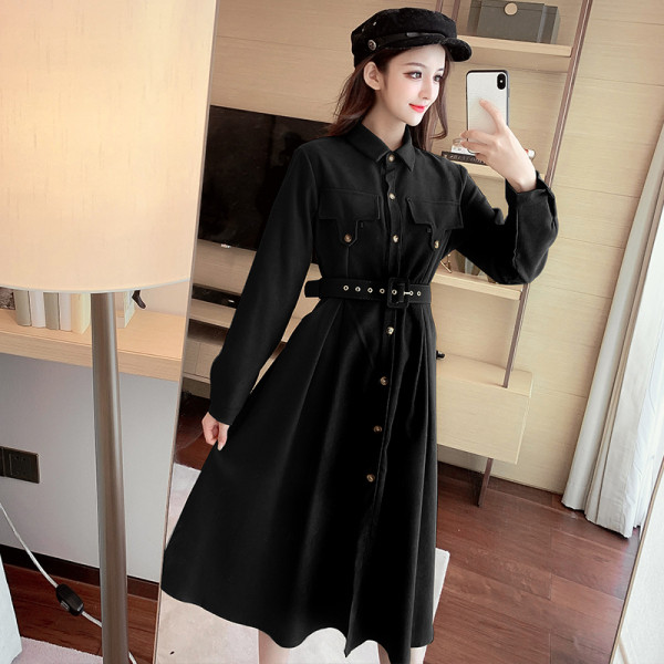 Vintage női ruha gombokkal, övvel és klasszikus gallérral