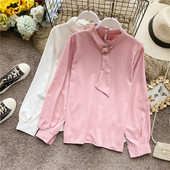 Stílusos női ing alacsony gallérral és hosszú ujjal