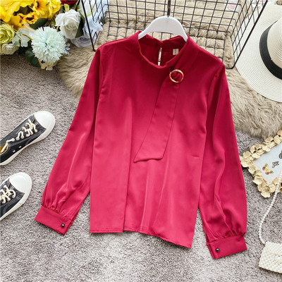 Stílusos női ing alacsony gallérral és hosszú ujjal