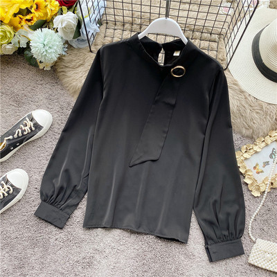 Stílusos női ing alacsony gallérral és hosszú ujjal