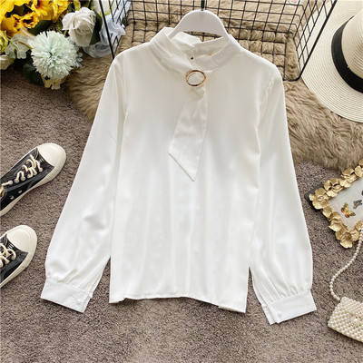 Stílusos női ing alacsony gallérral és hosszú ujjal