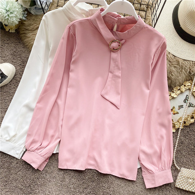 Stílusos női ing alacsony gallérral és hosszú ujjal